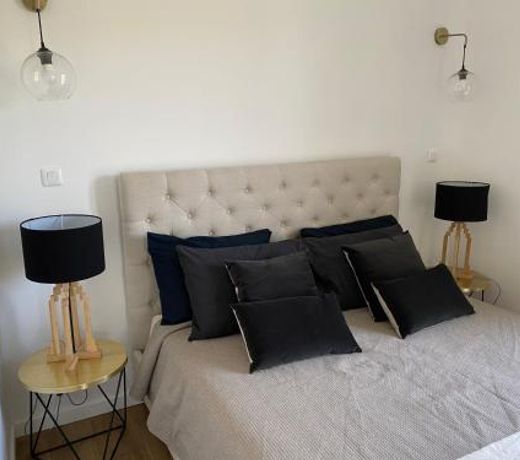 HOME SWEET HOME 2 pièces 42 m2 Chambre, salon, cuisine, grande terrasse, parking proche centre ville et mer
