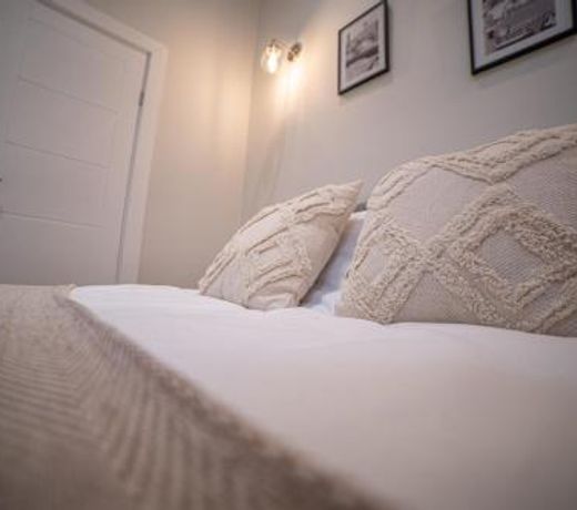 Perfect For Family, Business & Corporate Stays - Hat District Apartments Central Luton by Opulent Living - Book Today