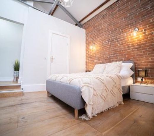 Perfect For Family, Business & Corporate Stays - Hat District Apartments Central Luton by Opulent Living - Book Today