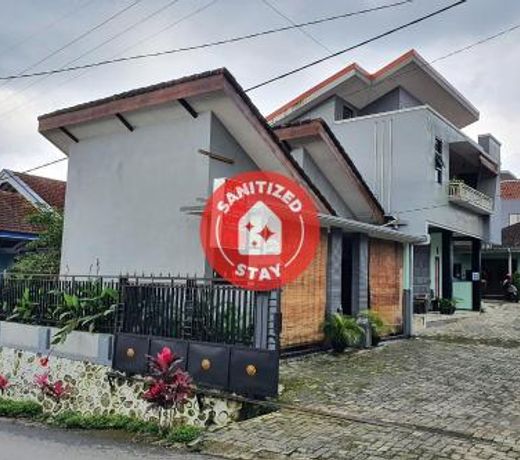OYO 90252 Villa Dini & Homestay Batu