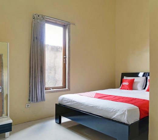 OYO 90242 Villa & Guest House Panput