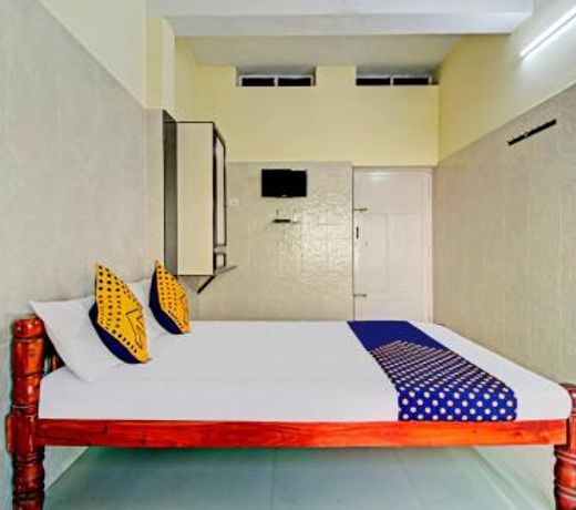 SPOT ON 76293 J P Tourist Home