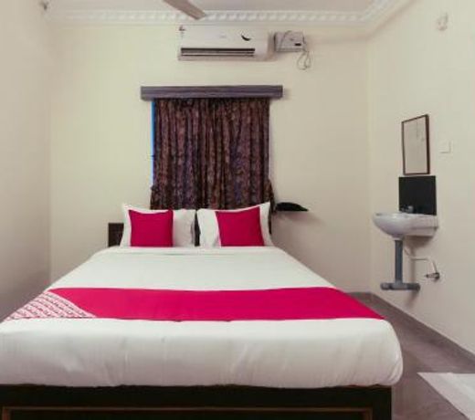 OYO Flagship 76906 Damodar Inn