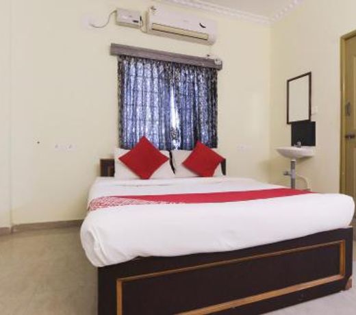 OYO Flagship 76906 Damodar Inn