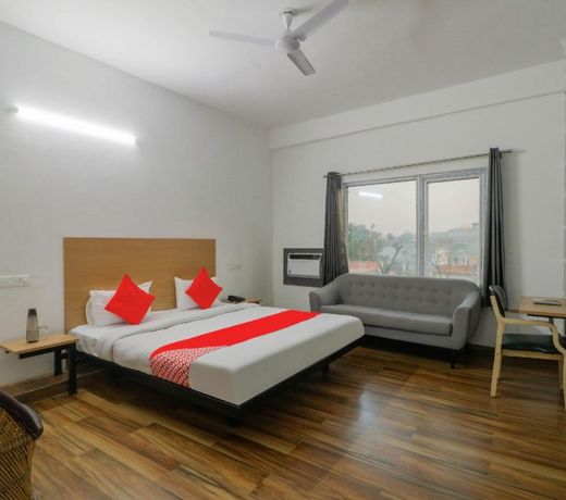 OYO 43024 Townhouse