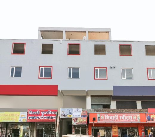 OYO 43024 Townhouse
