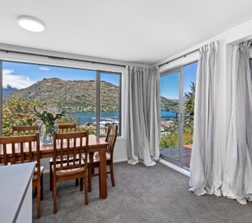 Marina Views - Newly Renovated. Sunny Balcony