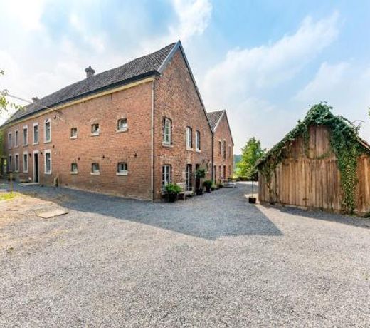 Magnificent Holiday Home in Sint Martens Voeren with Garden