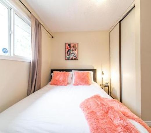 4 Bed, 2 Bath, Chic Modern Home, King Bed, Minutes from West Edmonton Mall