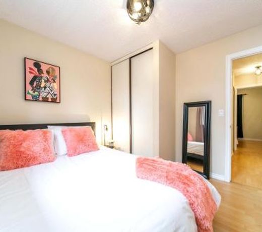 4 Bed, 2 Bath, Chic Modern Home, King Bed, Minutes from West Edmonton Mall