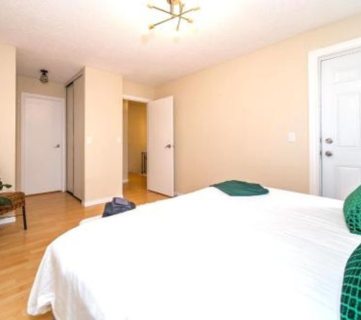 4 Bed, 2 Bath, Chic Modern Home, King Bed, Minutes from West Edmonton Mall