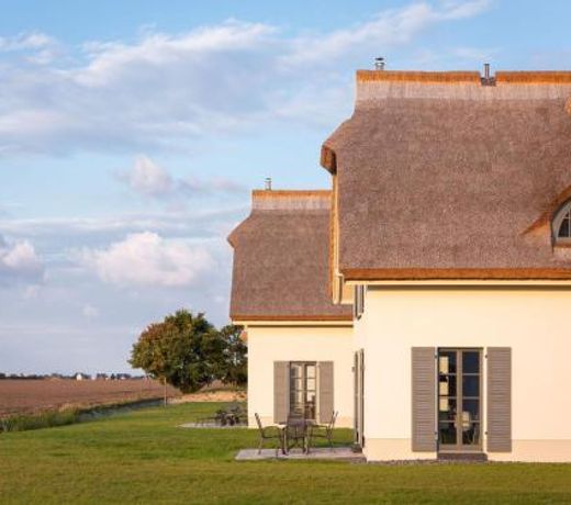 Reetland am Meer - Premium Reetdachvilla mit 2 Schlafzimmern, Sauna und Kamin E04