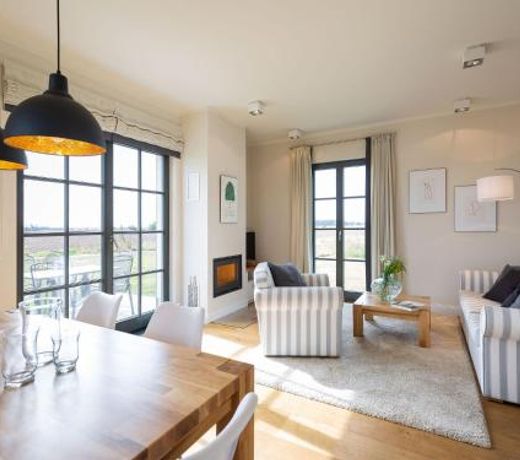Reetland am Meer - Premium Reetdachvilla mit 2 Schlafzimmern, Sauna und Kamin E04