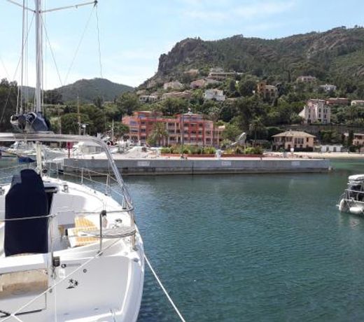 French Riviera 1 bedroom on the beach facing Cannes