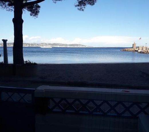 French Riviera 1 bedroom on the beach facing Cannes