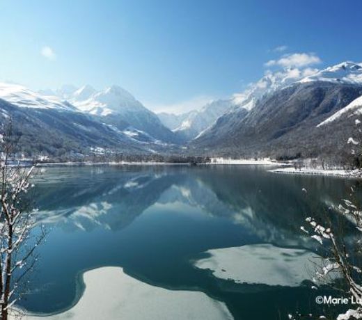 Detente et convivialite au pied des montagnes