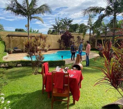 Ahadi Lodge