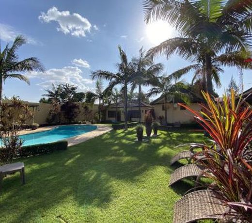 Ahadi Lodge