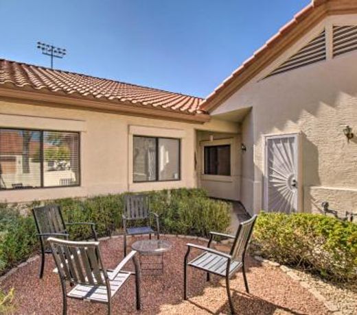 Sun-Soaked Mesa Townhome 18 Mi to Phoenix!