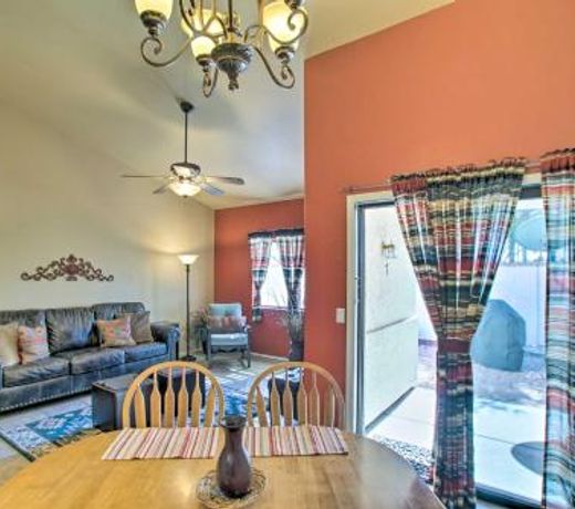 Sun-Soaked Mesa Townhome 18 Mi to Phoenix!