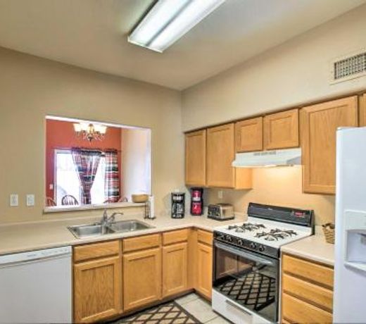 Sun-Soaked Mesa Townhome 18 Mi to Phoenix!
