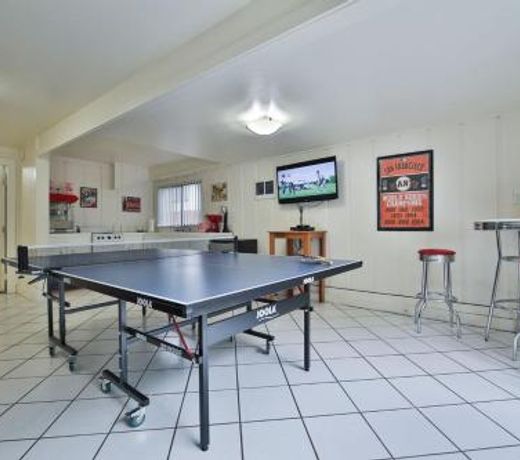 Happy Days! Downtown Guerneville! BBQ! Game Room!! Fast WiFi!! Dog Friendly!