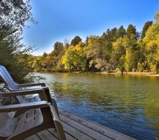 Lily Pad - Hot Tub! Private Dock! BBQ! Game Room! Walk to Town!! Fast WiFi!! Dog Friendly!