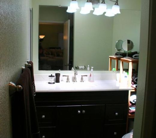 Lily Pad - Hot Tub! Private Dock! BBQ! Game Room! Walk to Town!! Fast WiFi!! Dog Friendly!