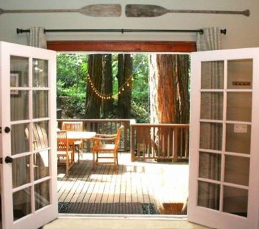 Little Red House Plus! Redwoods! Hot Tub!! BBQ Grill! Fast WiFi! Near Golf Course!! Dog Friendly!