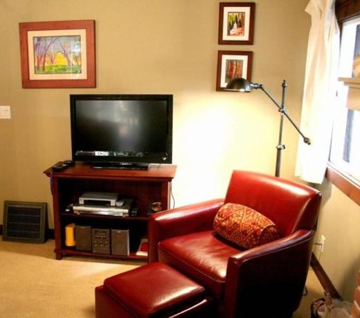 Little Red House Plus! Redwoods! Hot Tub!! BBQ Grill! Fast WiFi! Near Golf Course!! Dog Friendly!