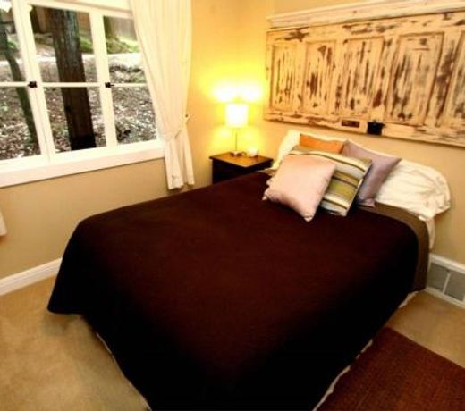 Little Red House Plus! Redwoods! Hot Tub!! BBQ Grill! Fast WiFi! Near Golf Course!! Dog Friendly!