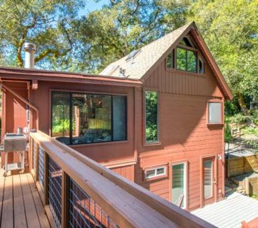 Tree Fort! Redwoods! Hot Tub!! Fire Table!! Google Smart Home!! Fast WiFi!! Dog Friendly!