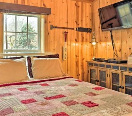 The Boat House - Charming Creekside Getaway