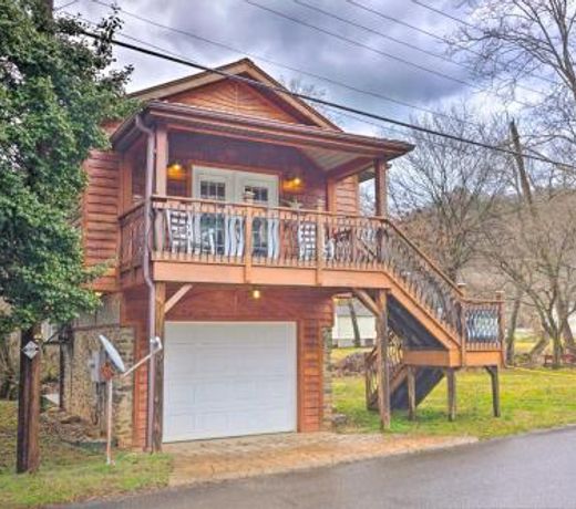 The Boat House - Charming Creekside Getaway