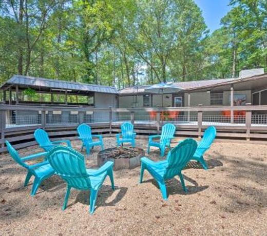 Lavish Getaway with Hot Tub on Almost 6 Acres!