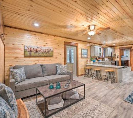 Lavish Getaway with Hot Tub on Almost 6 Acres!