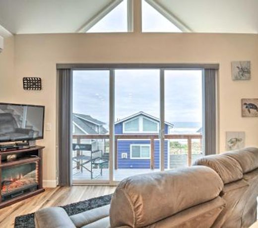Epic Yachats Escape with Beach Access and Views!