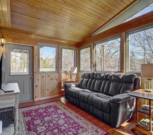 Cozy Log Cabin 6 Mi to Great Smoky Mtns NP!