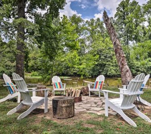 Outdoorsmens Paradise on River with Fire Pit!