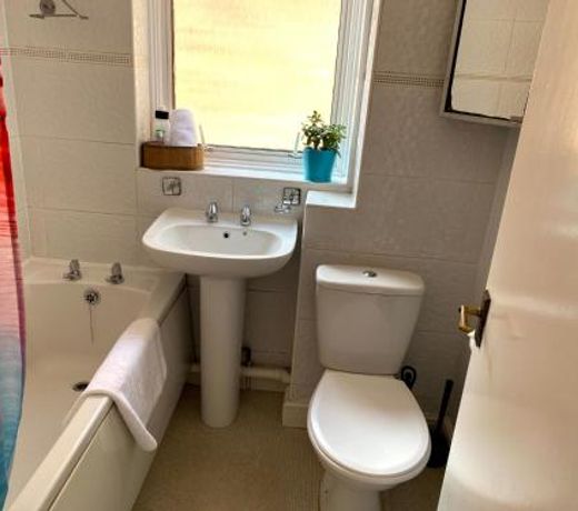 Chelsea Garden -Huku Kwetu- Dunstable - Spacious 4 Bedroom House -L&D Hospital - London -M1- Airport