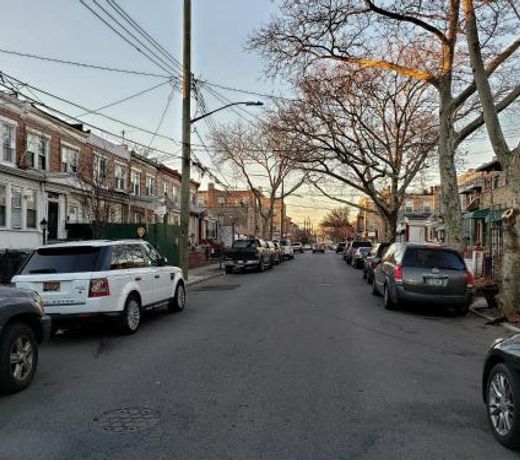 Brooklyn 3 Bedroom 1 Bathroom 8 minutes to Subway 30 minutes to Manhattan