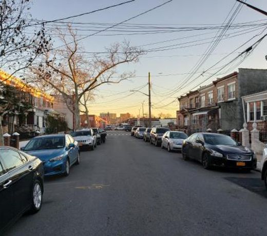 Brooklyn 3 Bedroom 1 Bathroom 8 minutes to Subway 30 minutes to Manhattan