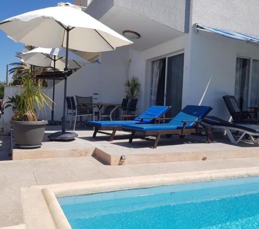 Peaceful Villa with private pool near the sea