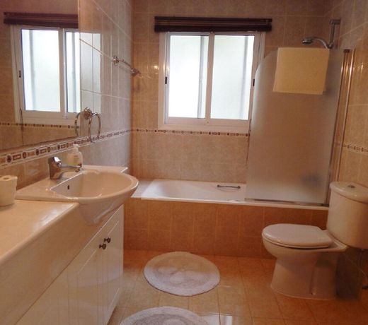 Beautiful 4 Bed Villa with Very Large Pool