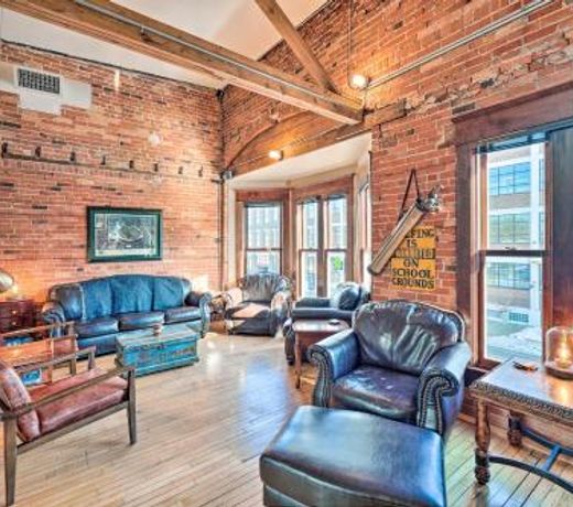 Fort Howard Lodge, Modern Escape in Green Bay