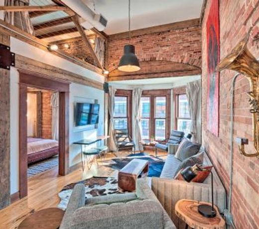 Fort Howard Lodge, Modern Escape in Green Bay