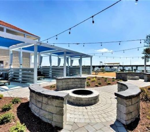 Bay Breeze Compass Suite (1 bed/1 bath condo with cabanas, fire pits, and pier)