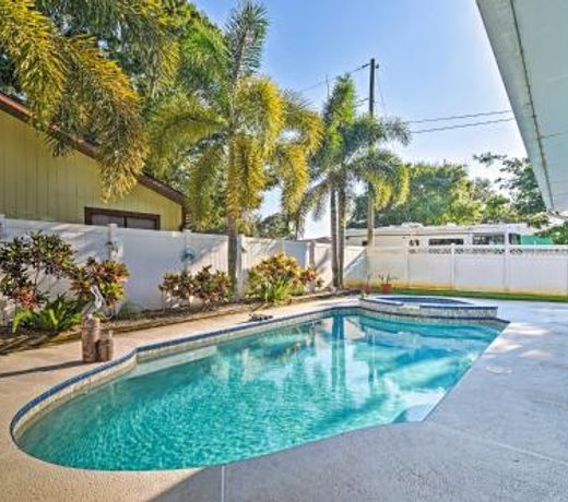 Sunny Seminole Home with Pool, 4 Miles to Beach!