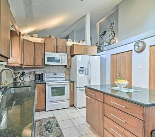 Sunny Seminole Home with Pool, 4 Miles to Beach!