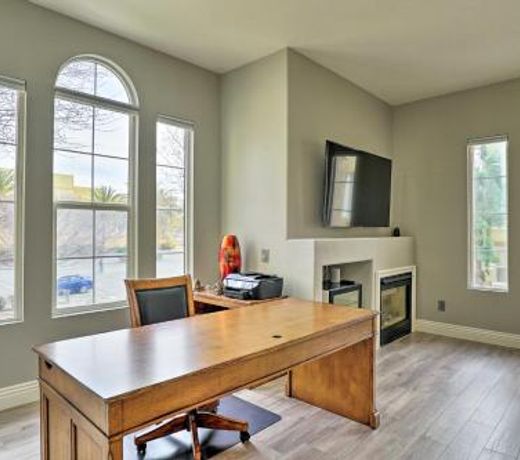 Bright, Modern Townhome Parks, Shops and Eats!